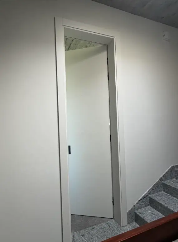 RENIE Türlösung im Übergang eines Privathauses in Riehen