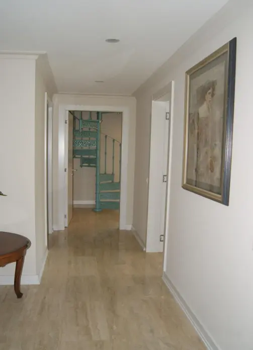 Neu gestalteter Übergang im Innenraum der Landhausvilla