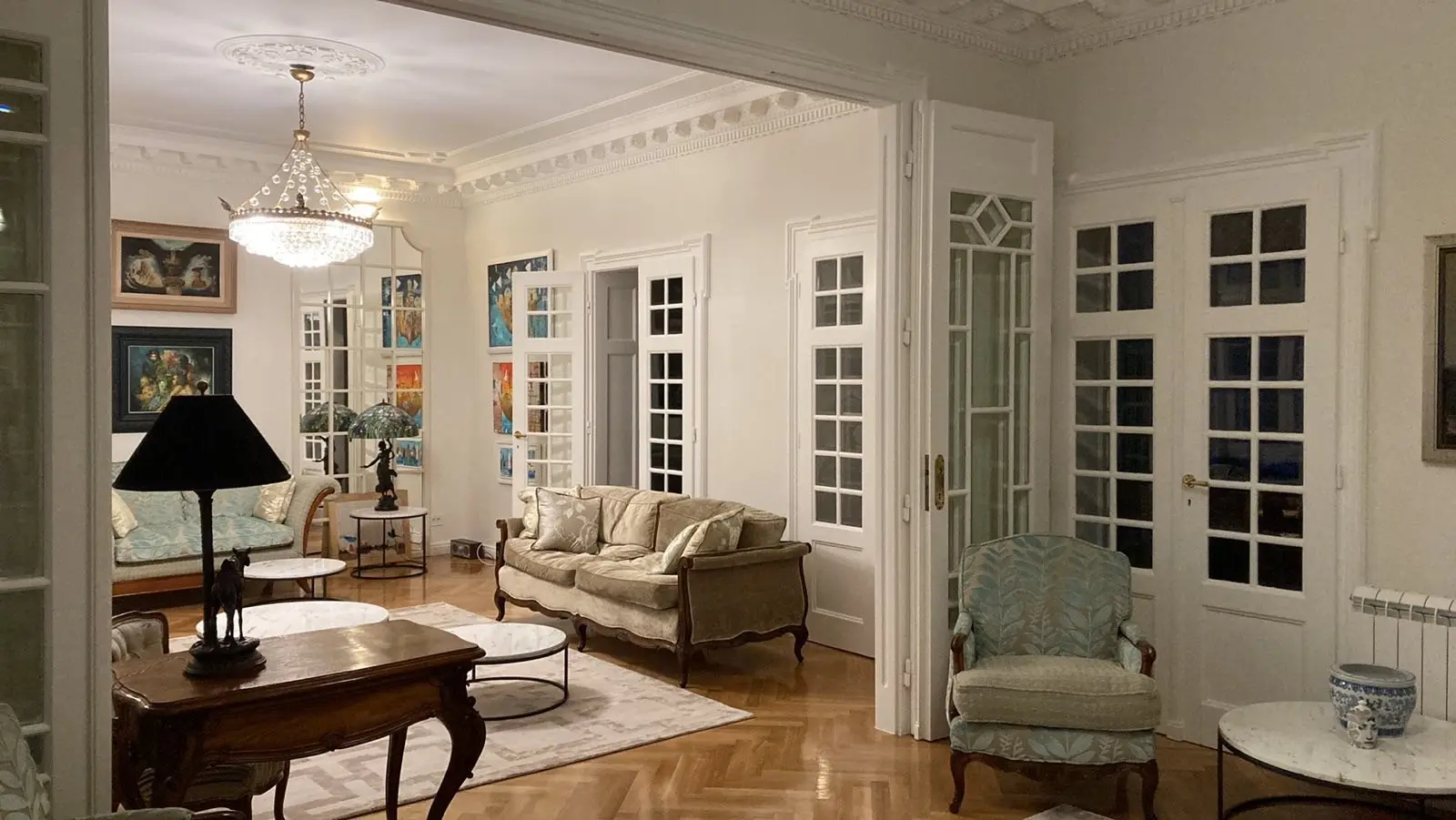 Historische Glastüren in einer sanierten Altbauwohnung in Belgrad