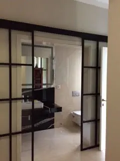 Schwarze Metall-Glas-Elemente nach der Renovation