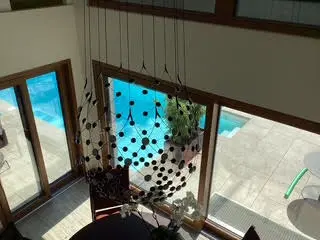 Wohnbereich des Zweifamilienhauses mit Blick auf den Pool