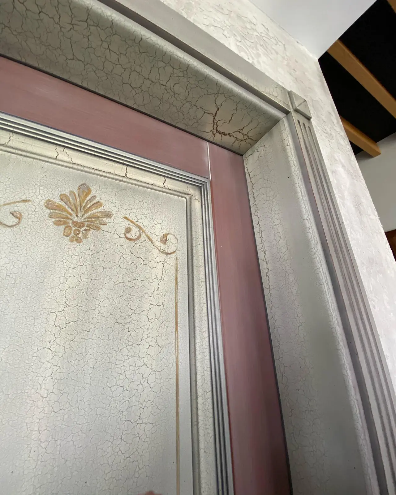Detail einer historischen Tür mit Patina und handwerklicher Oberflächengestaltung