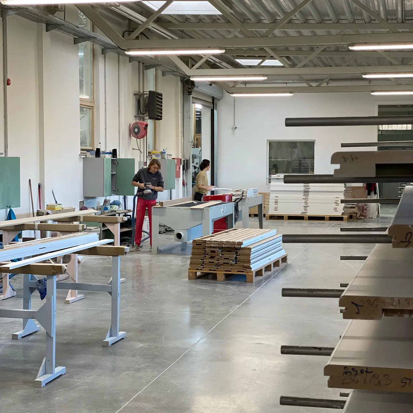 Maschinen und Arbeitsplätze in der RENIE Fertigungshalle