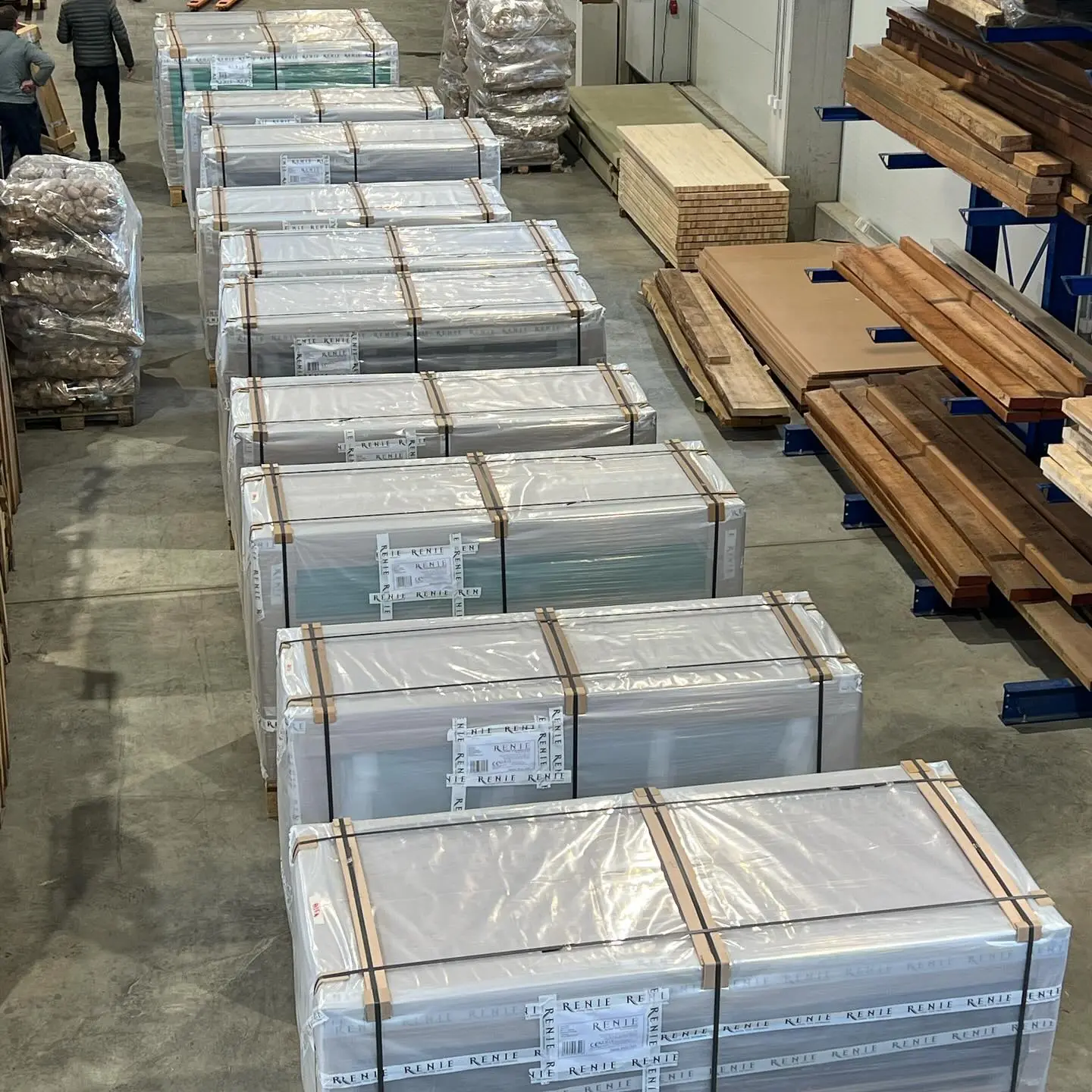 Verpackte Holzmaterialien in der RENIE Fertigung