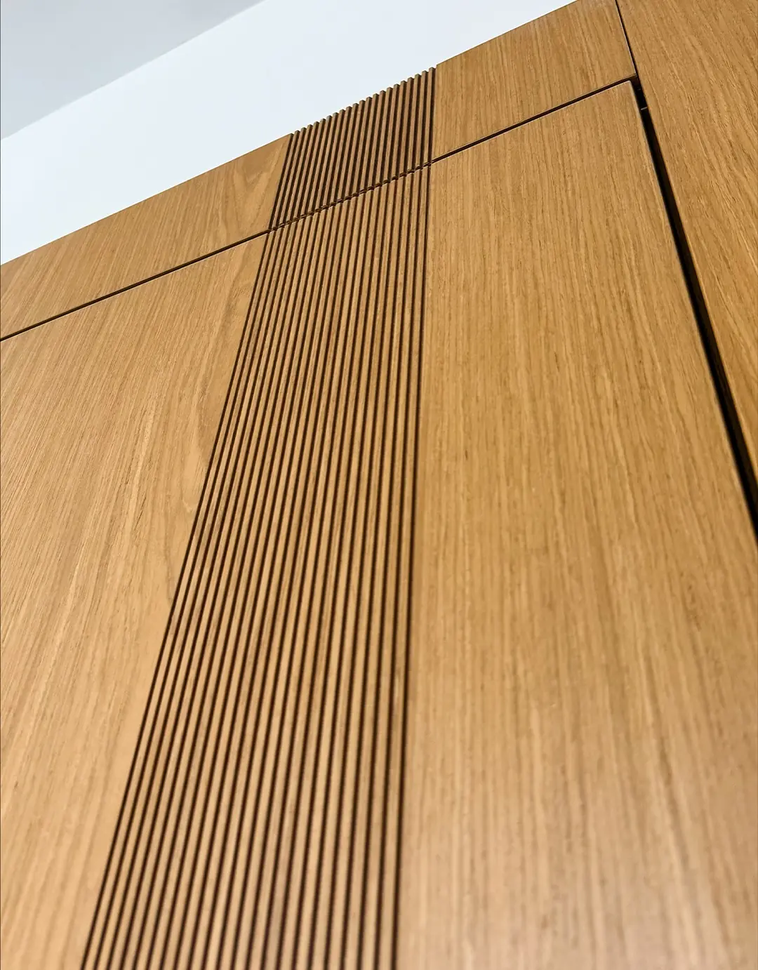 Detail einer Eichenfurnierfläche mit abgestimmtem Faserbild