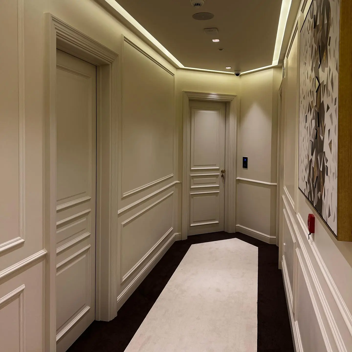 Klassische Hoteltüren in einem geradlinig aufgenommenen Korridor