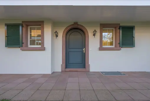 Eingang der renovierten Landhausvilla in Riehen