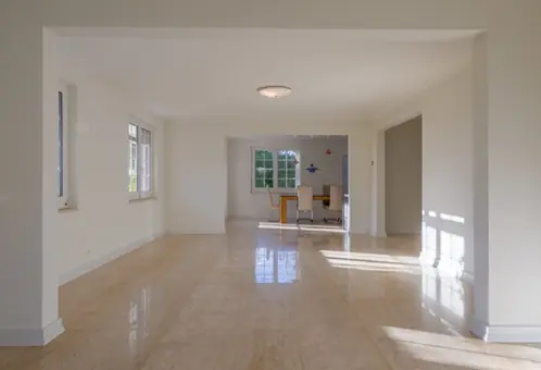 Offener Wohn- und Essbereich nach der Renovation