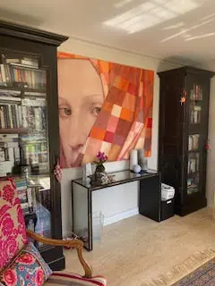 Individueller Wohnraum mit Bibliothek und Kunst