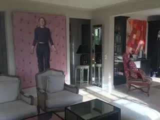 Wohnbereich mit Kunst und individuellen Einbauten