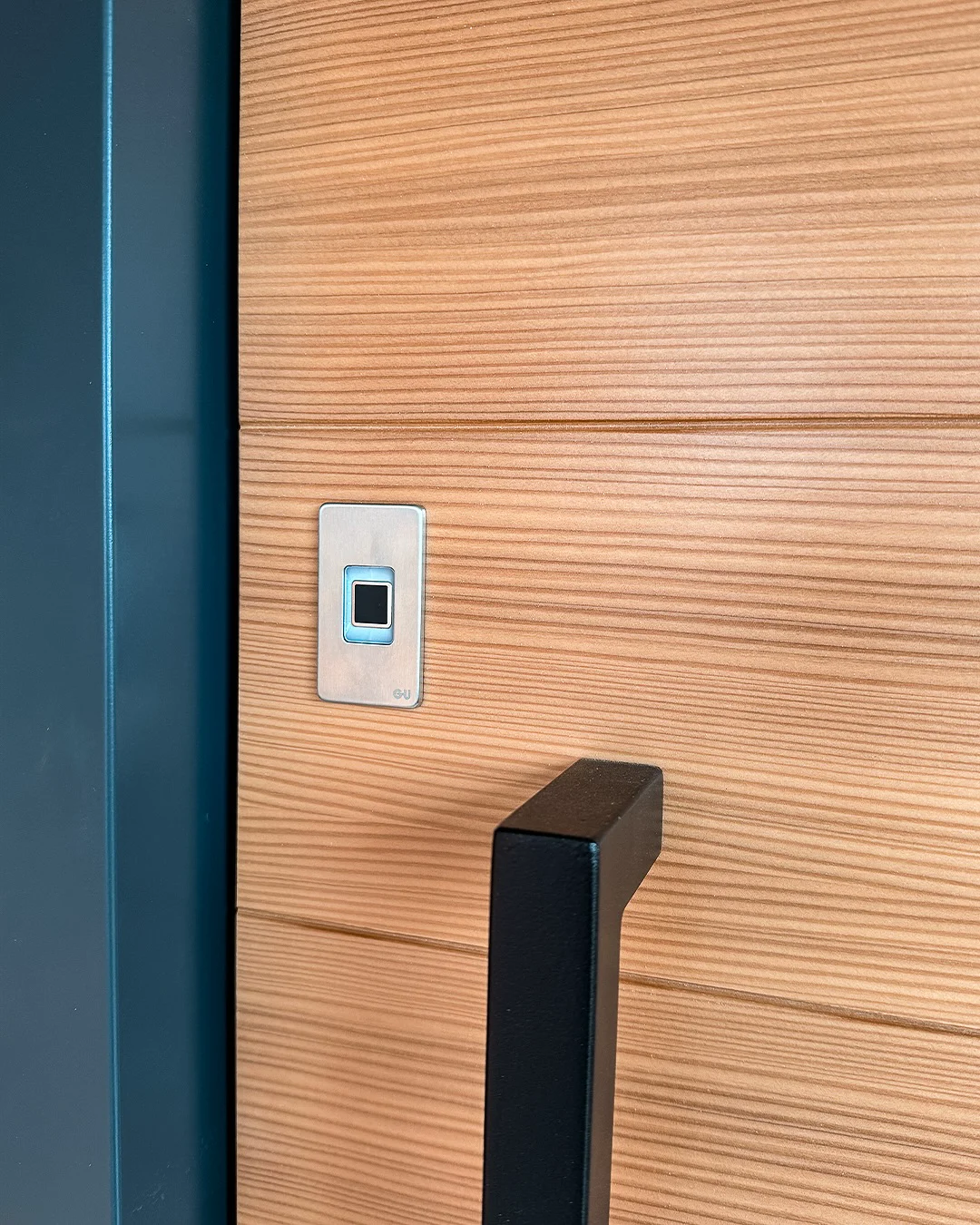 Detail einer digitalen Fingerprint-Zutrittslösung an einer furnierten Sicherheitstür
