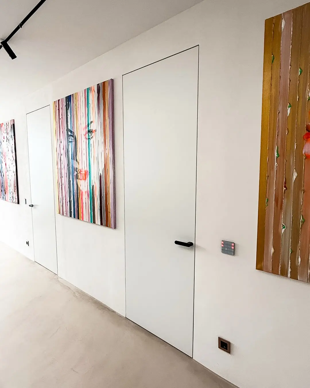 Verdeckte Tür in einer Bilderwand